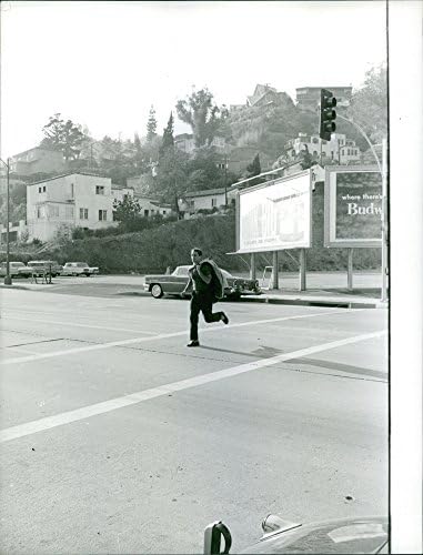 Vintage fotó Sean Flynn futott át az úton.